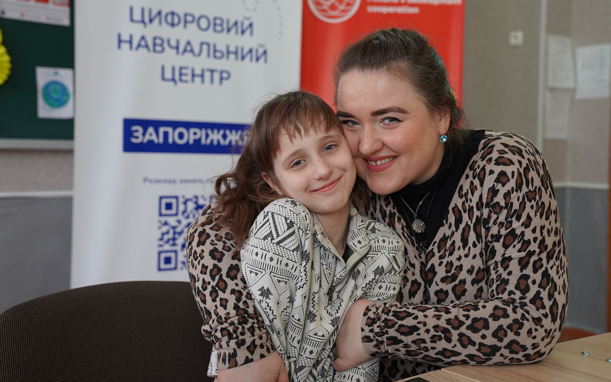 Iryna* is hugging her daughter Mariia*, 8 (Zaporizhzhia, East Ukraine) | Photo: Anastasiia Zahoskina / Save the Children