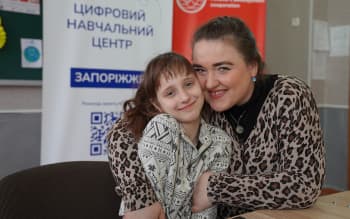 Iryna* is hugging her daughter Mariia*, 8 (Zaporizhzhia, East Ukraine) | Photo: Anastasiia Zahoskina / Save the Children